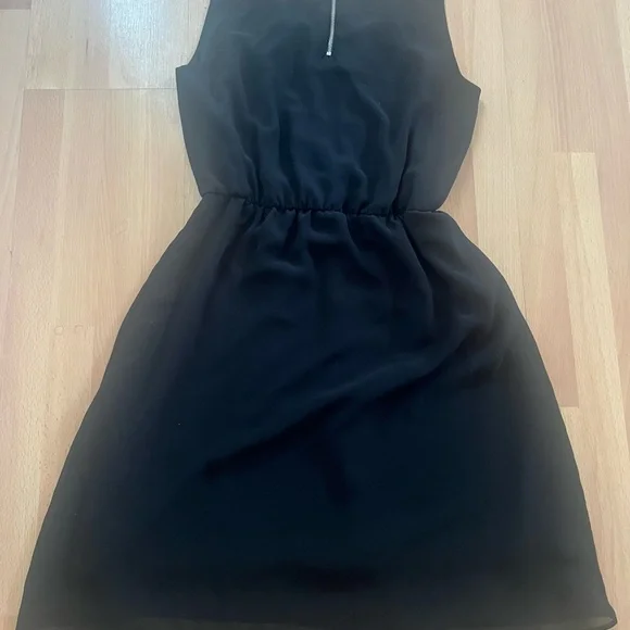 Soft & Flowy Black Sleeveless Dress - Picture 2 of 2